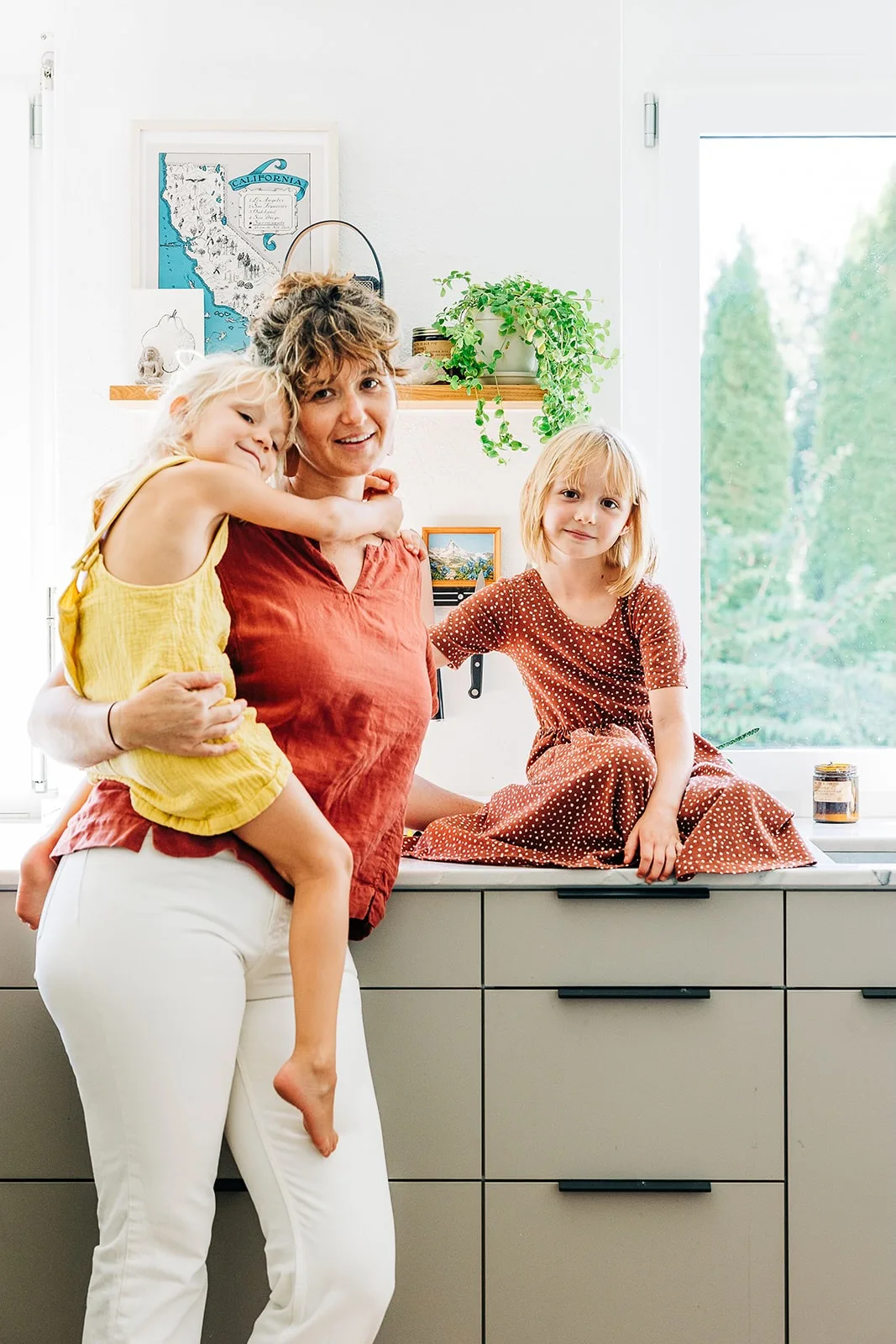 Ashley Schütz mit ihren beiden Töchtern.  Ashley Schütz kocht für Frauen im Wochenbett.